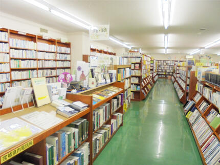 榴岡図書館内観